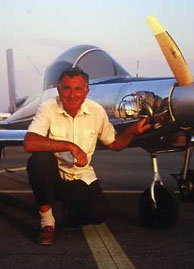 Il signor Cevoli con il suo modello di aereo Hummel Bird Ultraleggero